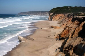 A coastal beach with a sandy shore and rocky cliffs. - Spacious Modern Villa with Pool in Great Location On Silver Coast (Foz Do Arelho)