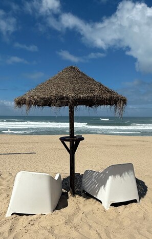 Plage à proximité, chaises longues