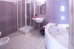 Douche, baignoire à jets, sèche-cheveux, bidet