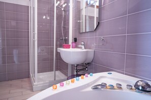 Shower, jetted bath, hair dryer, bidet - Lovely apartment in villa for 4 people with hot tub, pool, WIFI, A/C, TV and panoramic view (Larciano)