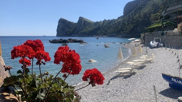 Sulla spiaggia, lettini da mare, teli da spiaggia