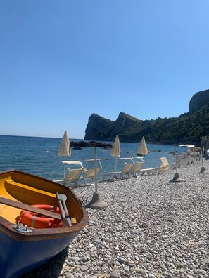 Ubicación a pie de playa, tumbonas y toallas de playa