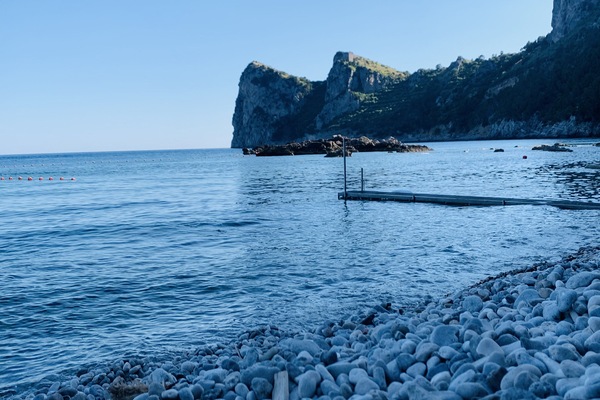 Sulla spiaggia, lettini da mare, teli da spiaggia