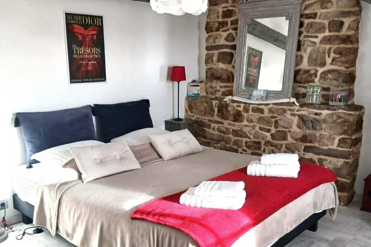 Chambre classique double (Rouge) | Décor unique, ameublement unique