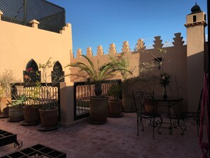 Outdoor dining - Riad Al Janoub - Boutique Riad in Marrakech - ENTIRE RIAD - RECENTLY RENOVATED (Marrakesh)