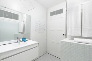 シャワー付き浴槽、ヘアドライヤー、タオル、トイレットペーパー