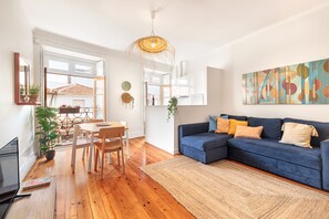 テレビ、書庫、ステレオ