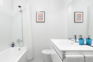 シャワー付き浴槽、ヘアドライヤー、タオル、トイレットペーパー