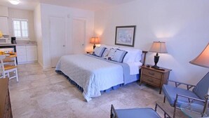 Classic Studio Suite, 1 King Bed, Non Smoking | In-room safe, blackout drapes, iron/ironing board, WiFi (free) - Beachouse Inn & Suites (Clearwater Beach)