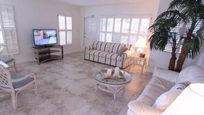 Deluxe Condo, Multiple Beds, Non Smoking | In-room safe, blackout drapes, iron/ironing board, WiFi (free) - Beachouse Inn & Suites (Clearwater Beach)