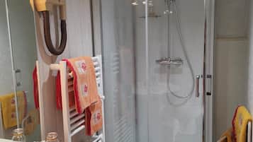 Shower, free toiletries, towels