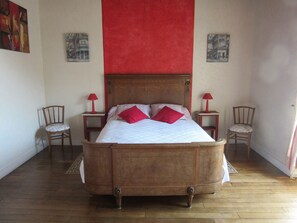 Habitación familiar | Decoración personalizada, muebles diferentes y escritorio 