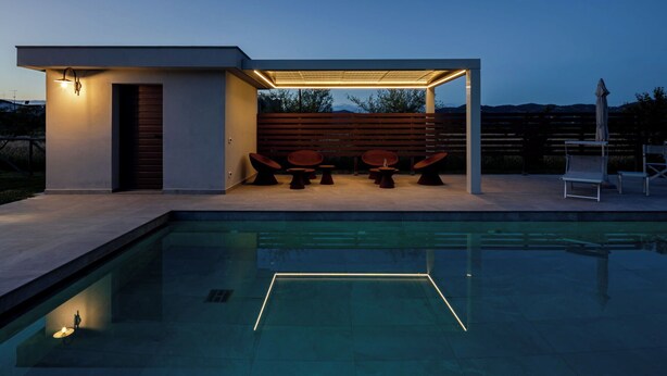 A modern outdoor pool area with a covered seating area and a pool with geometric lighting. - Lovely apartment in villa for 5 people with WIFI, A/C, pool, TV and patio (Larciano)