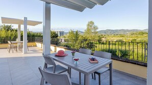 A balcony with a table and chairs, a pergola, and a view of the countryside. - Lovely apartment in villa for 5 people with WIFI, A/C, pool, TV and patio (Larciano)