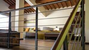 A bedroom with a bunk bed, a wooden chest, and a painting on the wall. - Lovely apartment in villa for 5 people with WIFI, A/C, pool, TV and patio (Larciano)