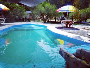 Una piscina al aire libre (de 09:30 a 20:00), sombrillas