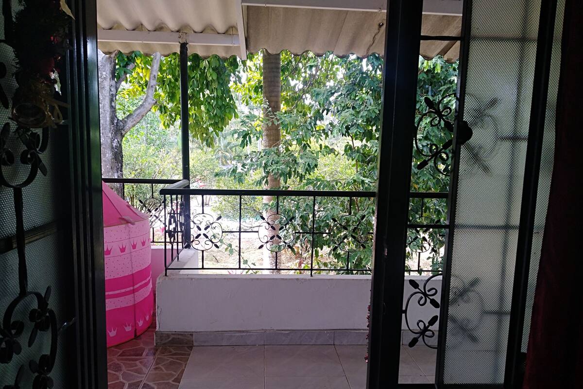 Habitación económica doble, 1 cama doble, baño privado, vistas a la piscina | Vistas al jardín