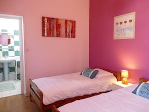 2 bedrooms, iron/ironing board, free WiFi