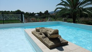 A swimming pool with a stone crocodile sculpture in the center. - 2 bedroom, Overlooking Parc Exflora + Sea views. Pool+Beach 200m + Parking + A/C (Antibes)