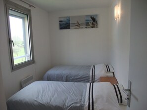 2 bedrooms, iron/ironing board, travel crib, free WiFi - 2 bedroom, Overlooking Parc Exflora + Sea views. Pool+Beach 200m + Parking + A/C (Antibes)