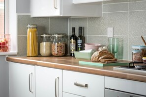 Deco Spacious Townhouse | Private kitchen | Fridge, microwave, oven, stovetop - Deco Spacious Townhouse (Coventry)