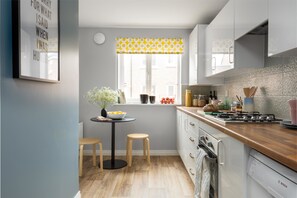 Deco Spacious Townhouse | Private kitchen | Fridge, microwave, oven, stovetop - Deco Spacious Townhouse (Coventry)