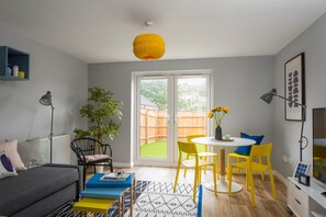 Garden - Deco Spacious Townhouse (Coventry)