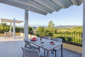 Outdoor dining - Beautiful apartment in villa for 4 people with A/C, WIFI, pool, TV and panoramic view (Larciano)