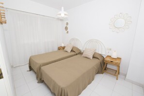 Fer et planche à repasser, Wi-Fi gratuit, draps fournis