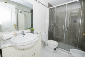 Douche, serviettes fournies