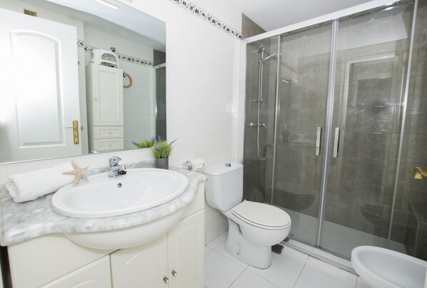 Douche, serviettes fournies