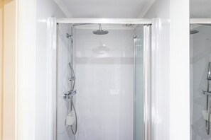 Douche, sĂšche-cheveux, chaussons, serviettes fournies