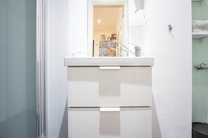 Dusche, Haartrockner, Hausschuhe, Handtücher