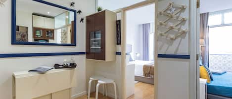 2 chambres, bureau, chambres insonorisées, fer et planche à repasser