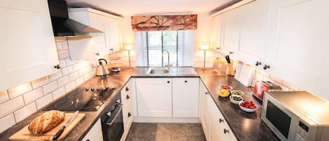 Kjøleskap, mikrobølgeovn, ovn og oppvaskmaskin