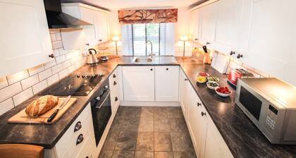 Kirkstone Cottage, ideal for romantic break, close to Ambleside town centre and pubs