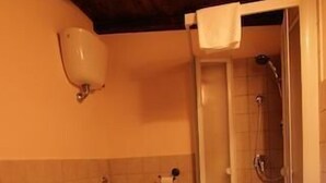 A bathroom with a shower, toilet, bidet, and sink. - Superior Apartment (1 person) Residence La Torre (Santo Stefano di Sessanio)