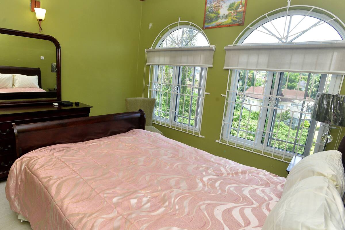 Habitación estándar, 1 cama Queen size, para no fumadores | Ropa de cama de alta calidad y decoración personalizada