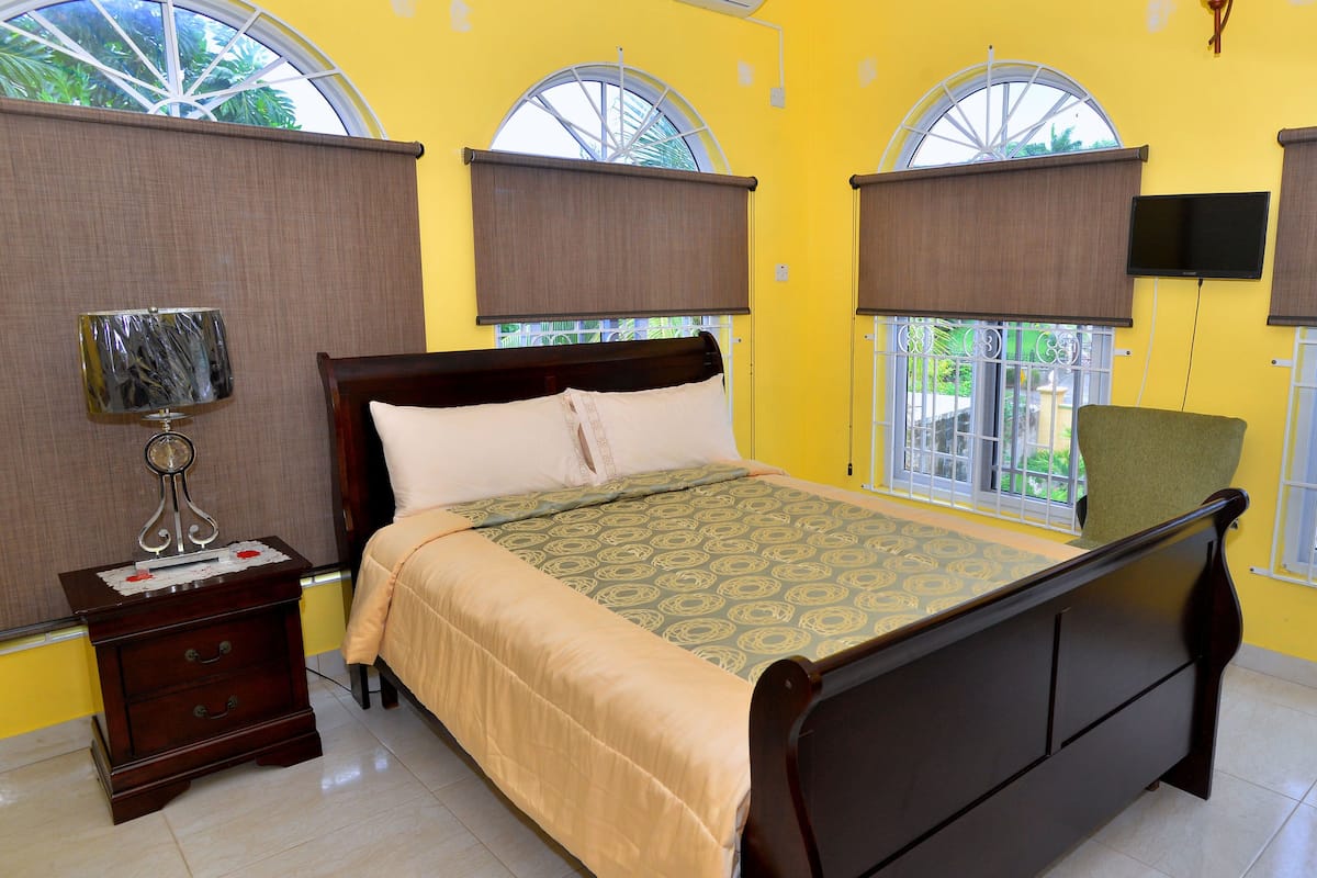 Habitación doble Deluxe, 1 cama Queen size, para no fumadores | Ropa de cama de alta calidad y decoración personalizada