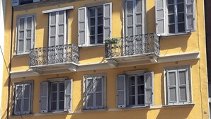 A multi-story building with yellow walls and white window shutters. - Studio on two floors in an XVIII century building, just 500m from Duomo Square (Milano)