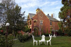 Outdoor dining - Ramada Resort by Wyndham Ballarat (Sebastopol)