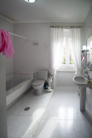 Towels, soap, shampoo, toilet paper