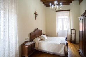 5 bedrooms, iron/ironing board, WiFi, bed sheets
