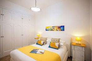 2 chambres, fer et planche à repasser, lit de bébé portatif