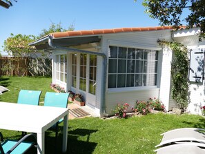 Outdoor dining - Le Cottage, house with garden 300 meters from the beach (Saint-Palais-Sur-Mer)