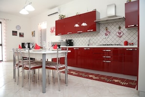 Frigorífic, microones, forn i placa de cuina 