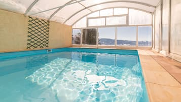 Innenpool, Sonnenschirme, LiegestĂŒhle