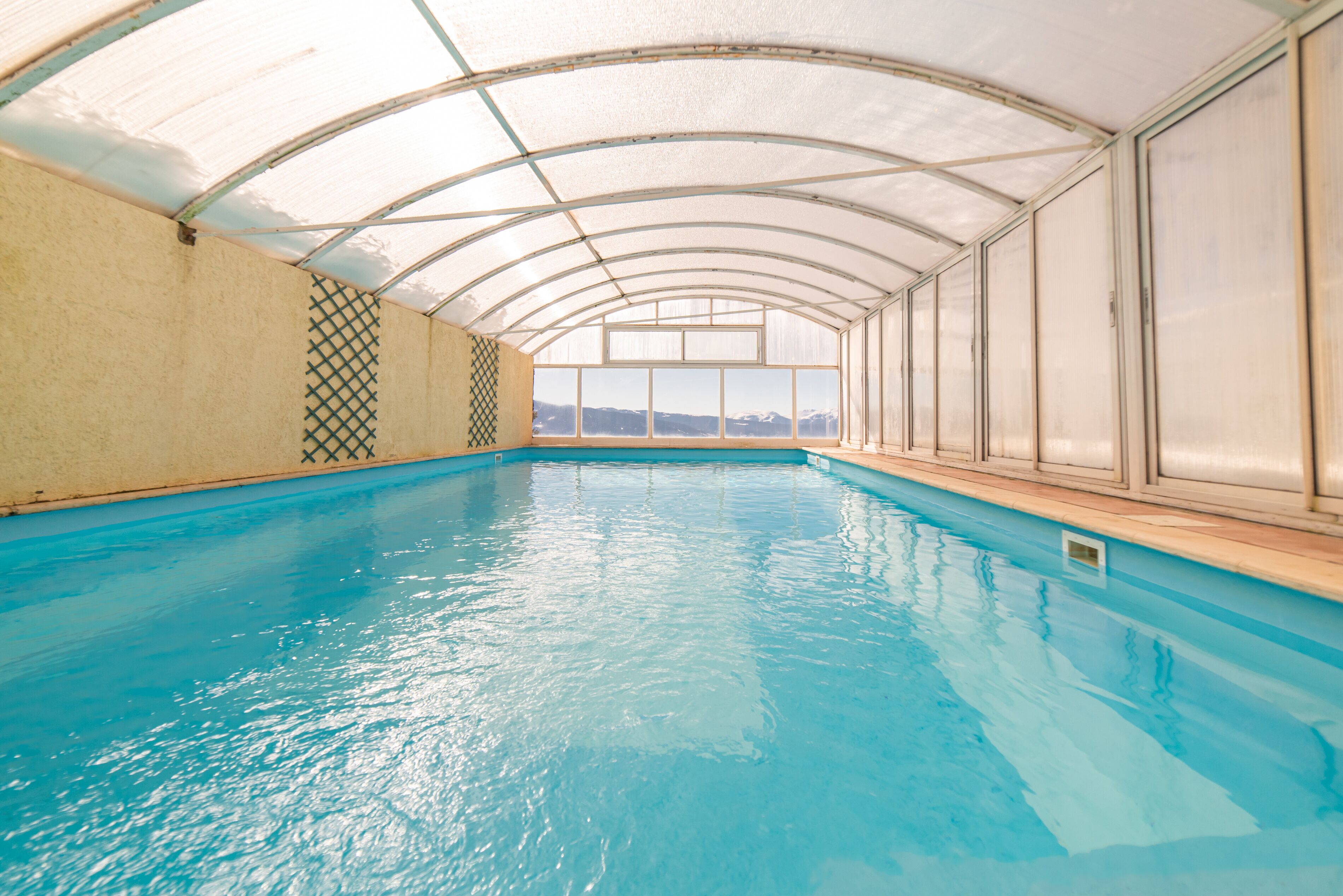 Piscine couverte, parasols de plage, chaises longues