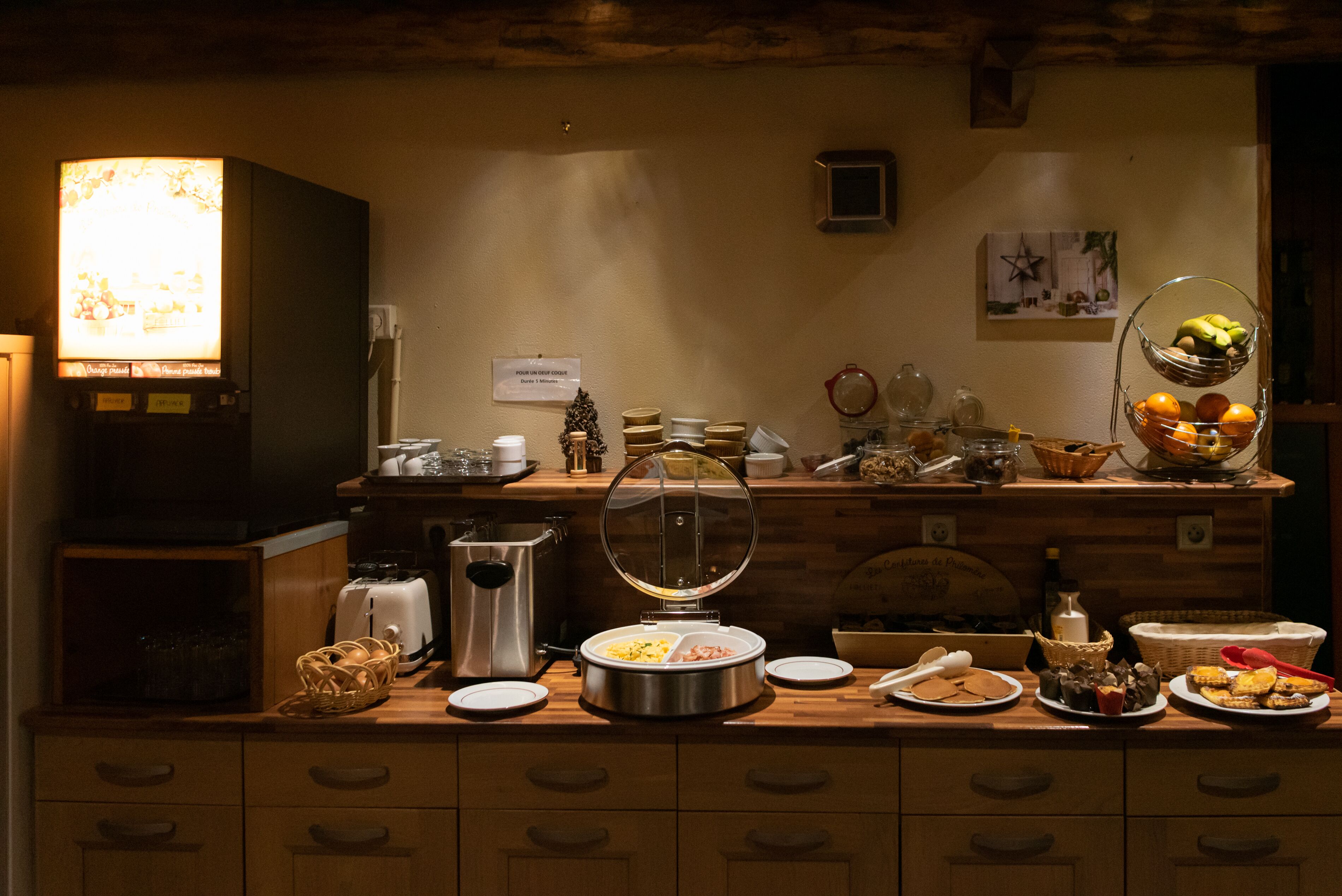 Un'area buffet con diversi cibi e un tostapane.