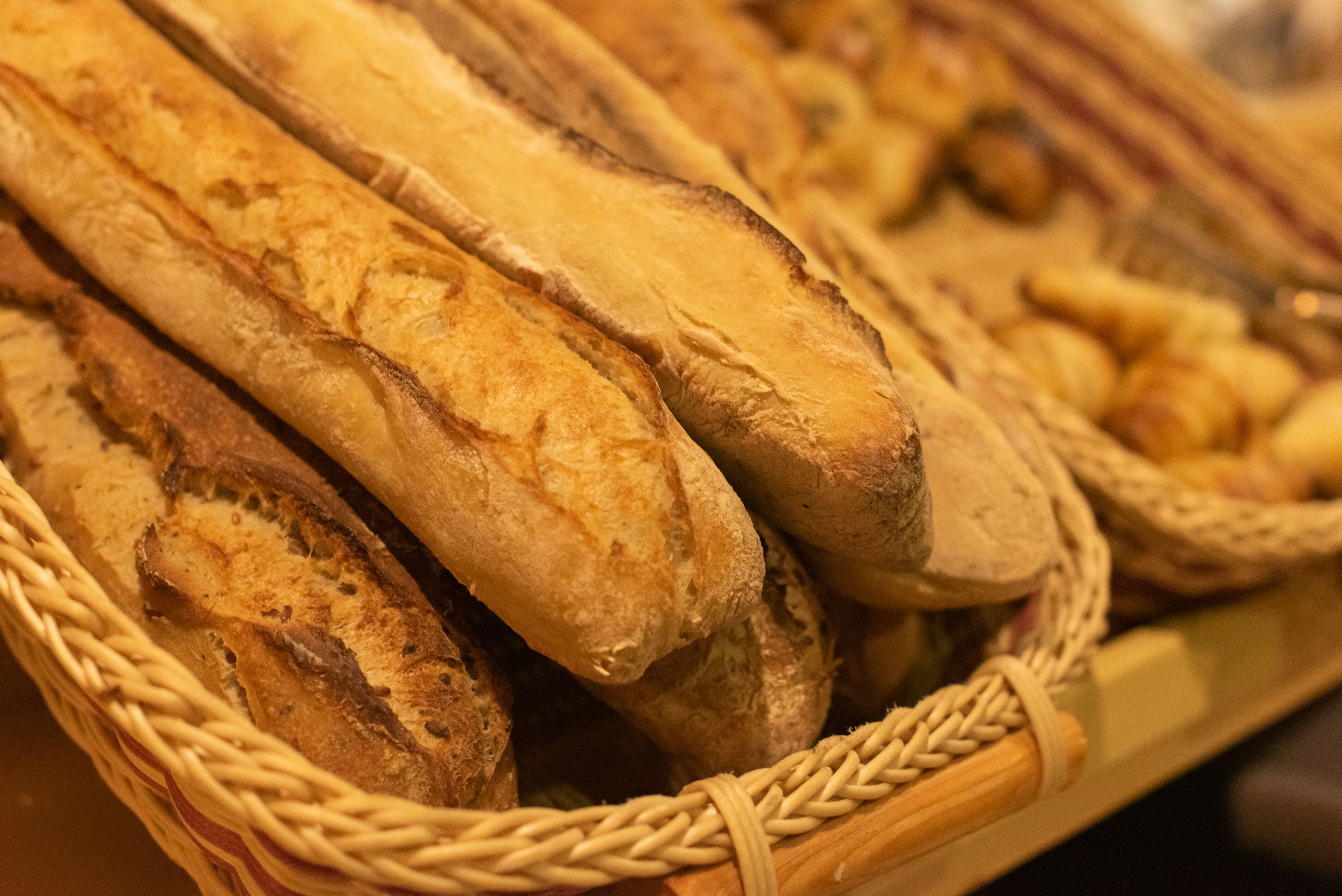 Un panier de baguettes.